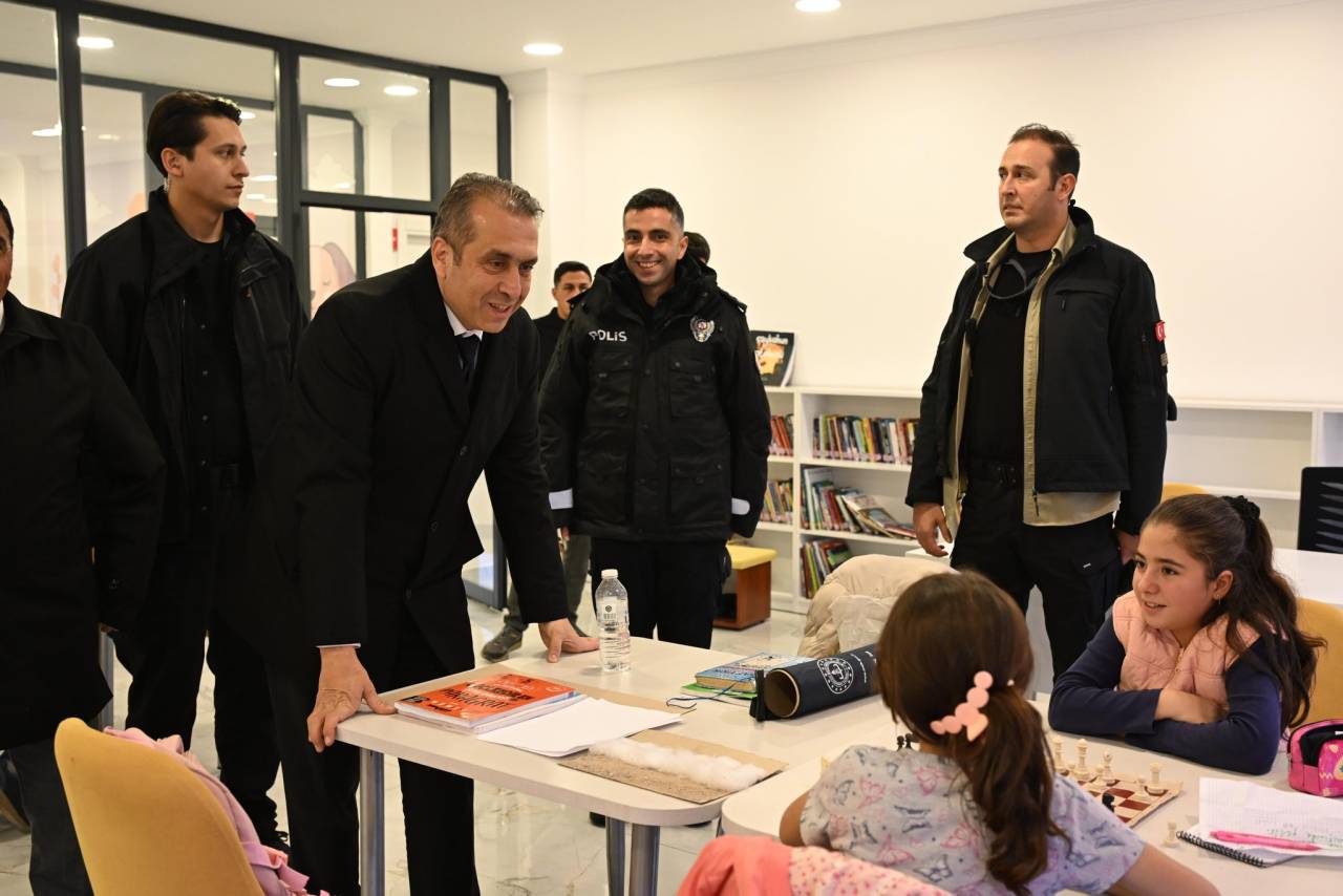 sirnak-emniyet-muduru-sazak-kutuphanede-ogrencilerin-taleplerini-bizzat-dinledi.jpg