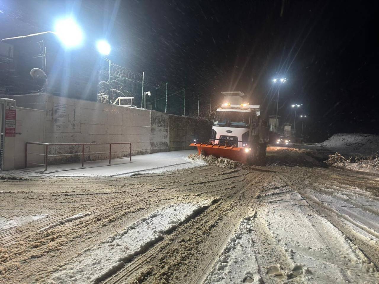 sirnak-belediyesi-karla-mucadele-ekipleri-sahada2.jpg
