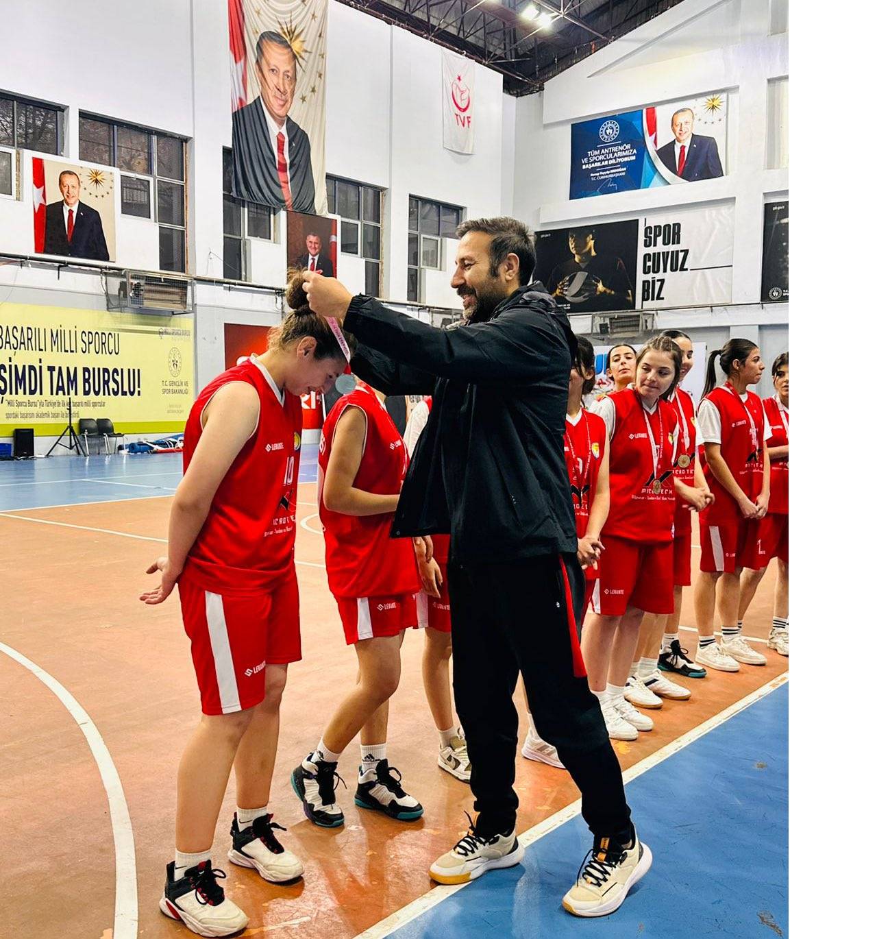 sirnakta-basketbol-heyecani-sona-erdi-genc-kizlarda-sampiyon-belli-oldu.jpg
