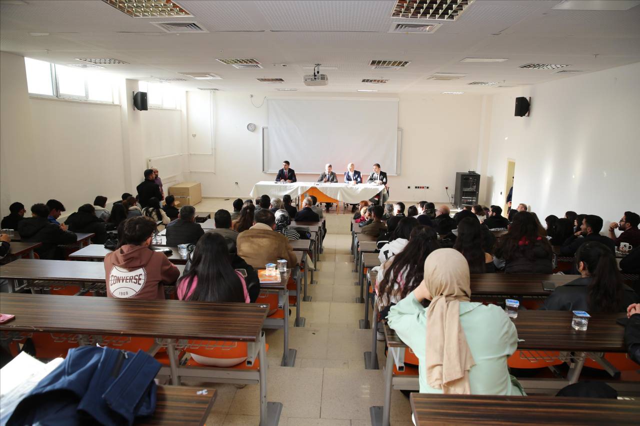sirnak-universitesi-rektoru-prof-dr-abdurrahim-alkis-ogrencilerle-bulustu3.jpg