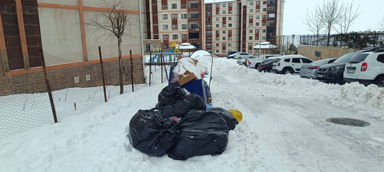 sirnakta-kar-manzarasina-cop-golgesi-konteynirlar-tasti-sokaklar-kirlendi-3.jpeg