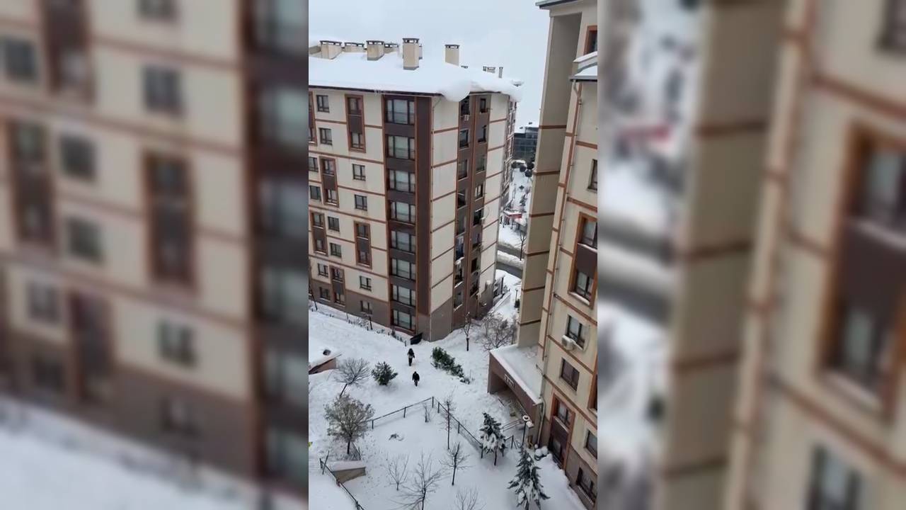 sirnakta-toki-konutlarinin-catilarinda-biriken-kar-tehlike-saciyor-2.jpg