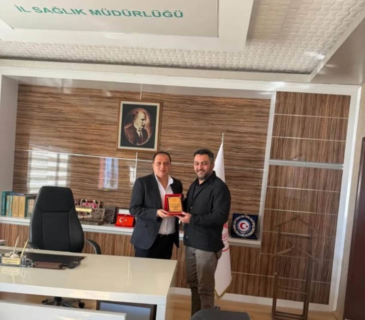 rnakta-saglik-yoneticisine-tesekkur-plaketi-verildi2.jpeg
