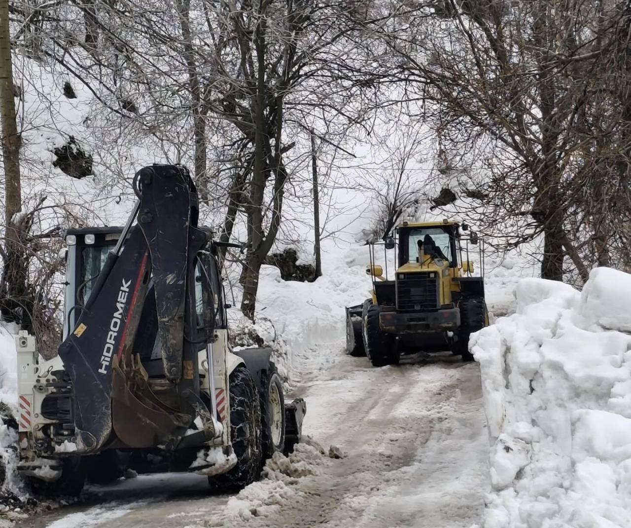 uludere-belediyesi-kar-engellerini-bir-bir-kaldiriyor-2.jpg