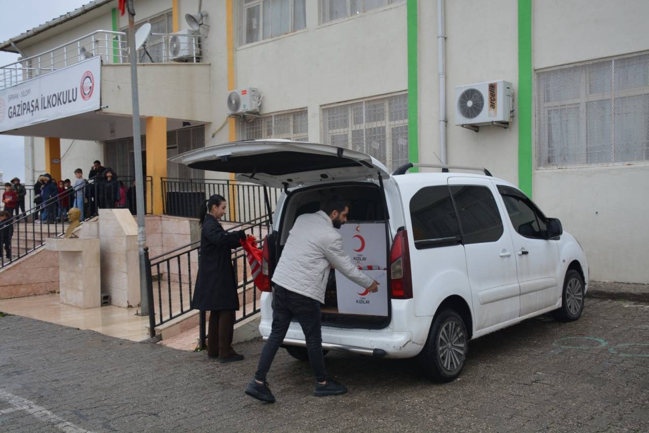 sirnak-kizilaydan-silopideki-ogrencilere-kislik-yardimi3.jpg