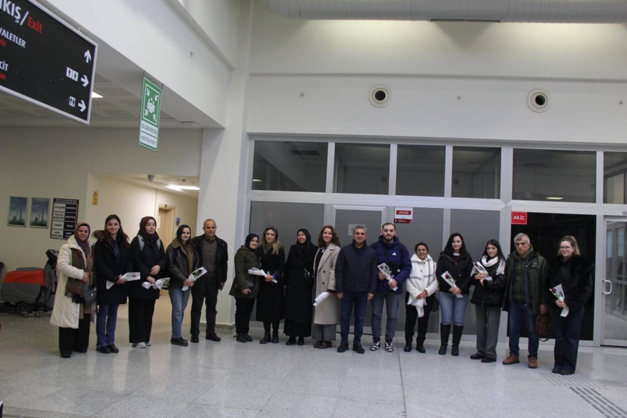 rnak-serafettin-elci-havalimaninda-surpriz-karsilama-ogretmenlerin-yuzu-guldu.jpeg