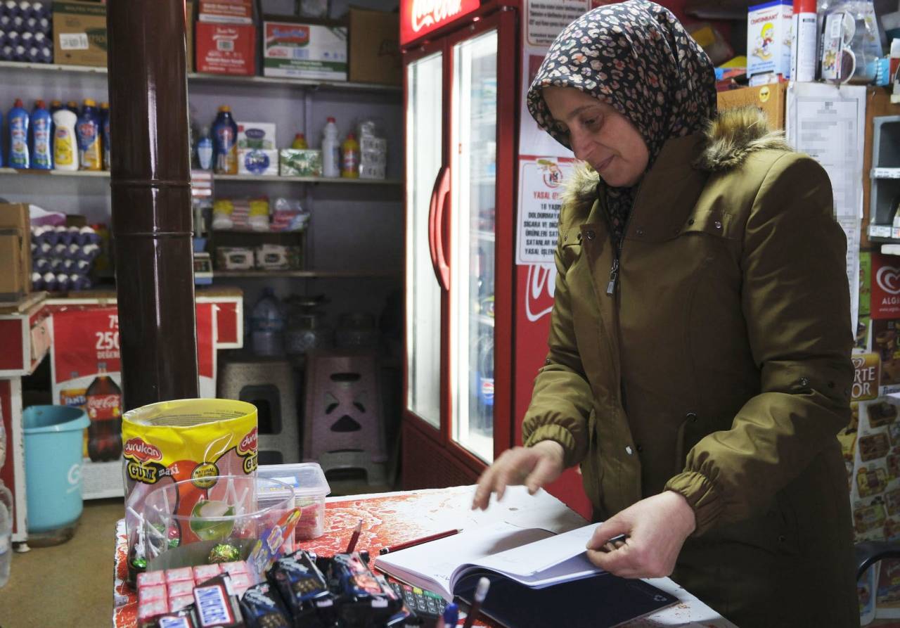 bakkal-isletmecisi-saskina-dondu-geldi-ve-defteri-satin-aldi-2.jpg