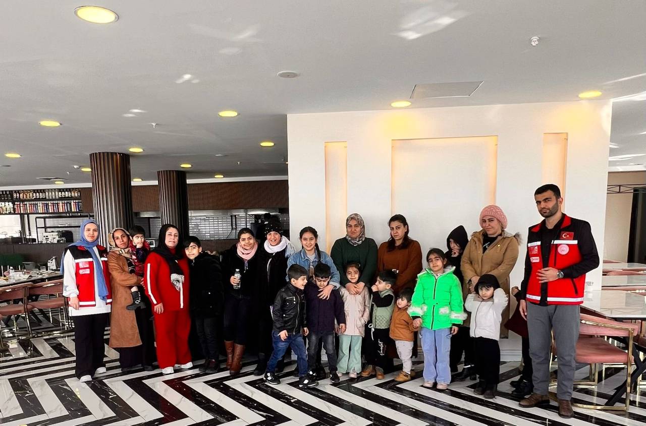 sirnakta-aileler-icin-dayanisma-sofrasi-kuruldu-2.jpg