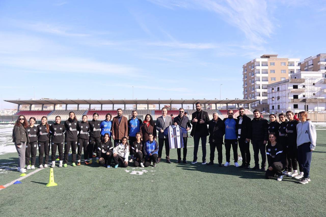 kaymakam-adiguzelden-idil-demir-spor-kadin-futbol-takimina-ziyaret-2.jpg