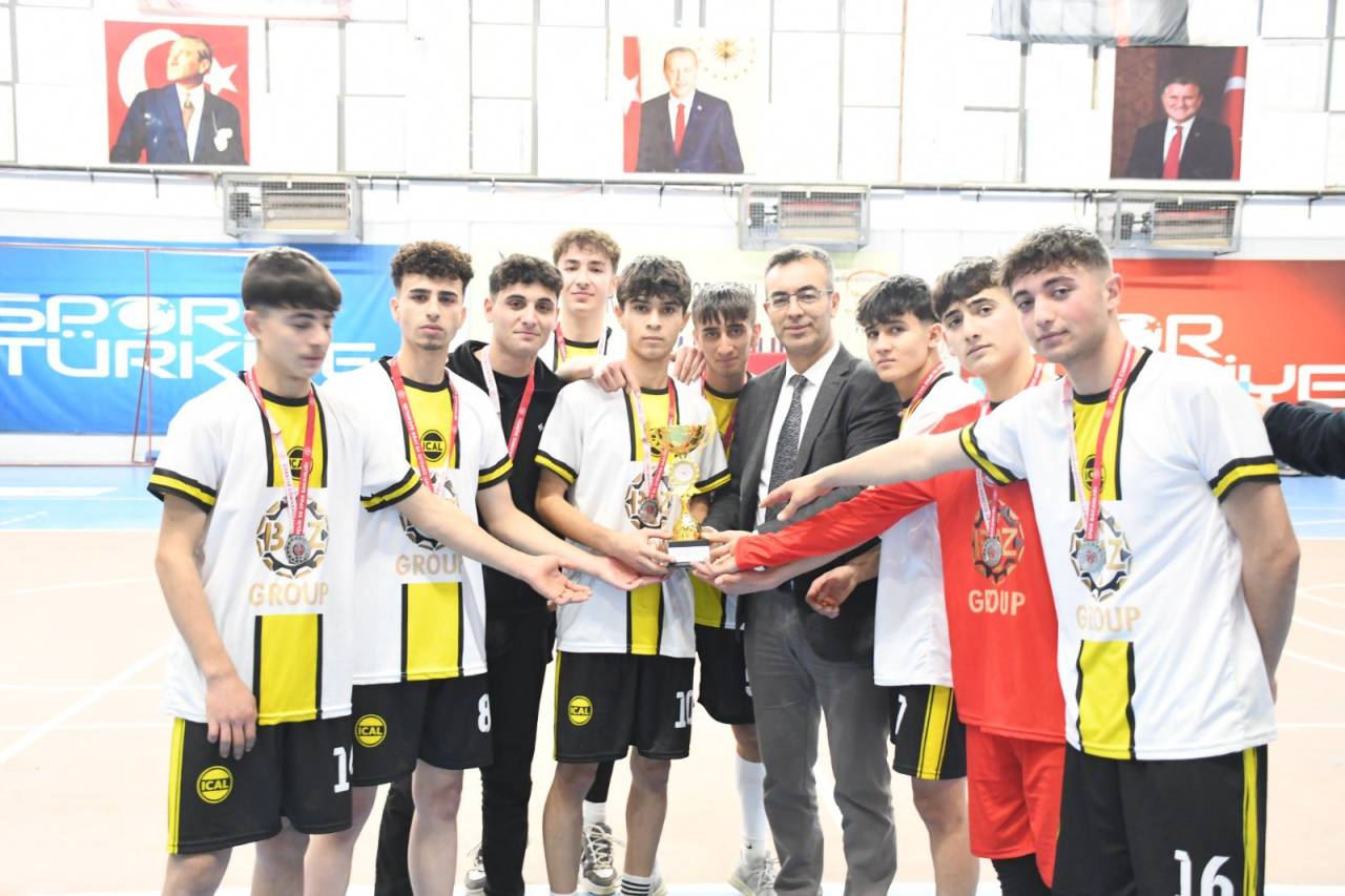 sirnakta-futsal-finali-nefes-kesti-sampiyon-belli-oldu-3.jpg