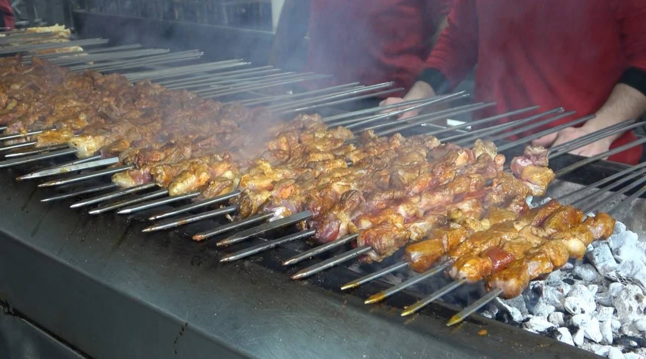 adanada-11-ayin-sultani-ramazan-ayinin-ilk-gununde-kebapcilar-doldu-tasti-2.jpg