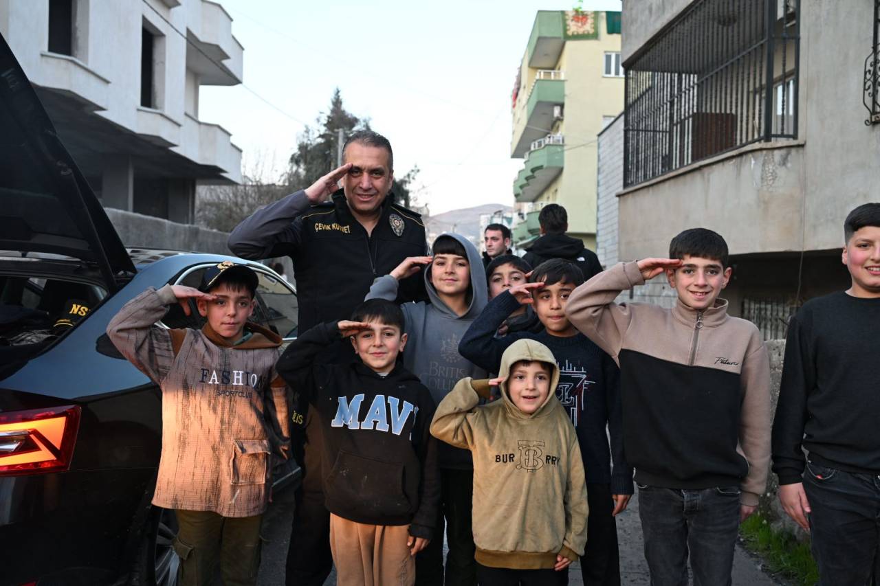 volkan-amca-yanimiza-gel-sirnakta-polisle-cocuklarin-gonul-bulusmasi-1.jpg
