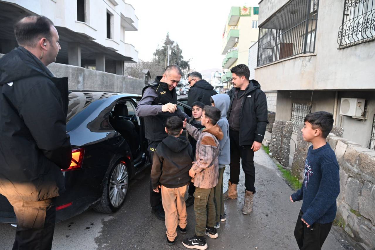volkan-amca-yanimiza-gel-sirnakta-polisle-cocuklarin-gonul-bulusmasi-2.jpg