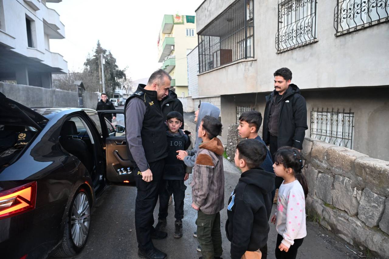 volkan-amca-yanimiza-gel-sirnakta-polisle-cocuklarin-gonul-bulusmasi-3.jpg