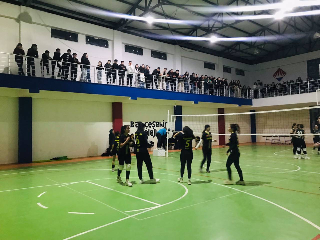 sirnakin-silopi-ilcesinde-8-mart-dunya-kadinlar-gunu-kapsaminda-duzenlenen-filenin-sultanlari-voleybol-turnuvasi-buyuk-bir-heyecan-ve-coskuyla-devam-ediyor.jpg