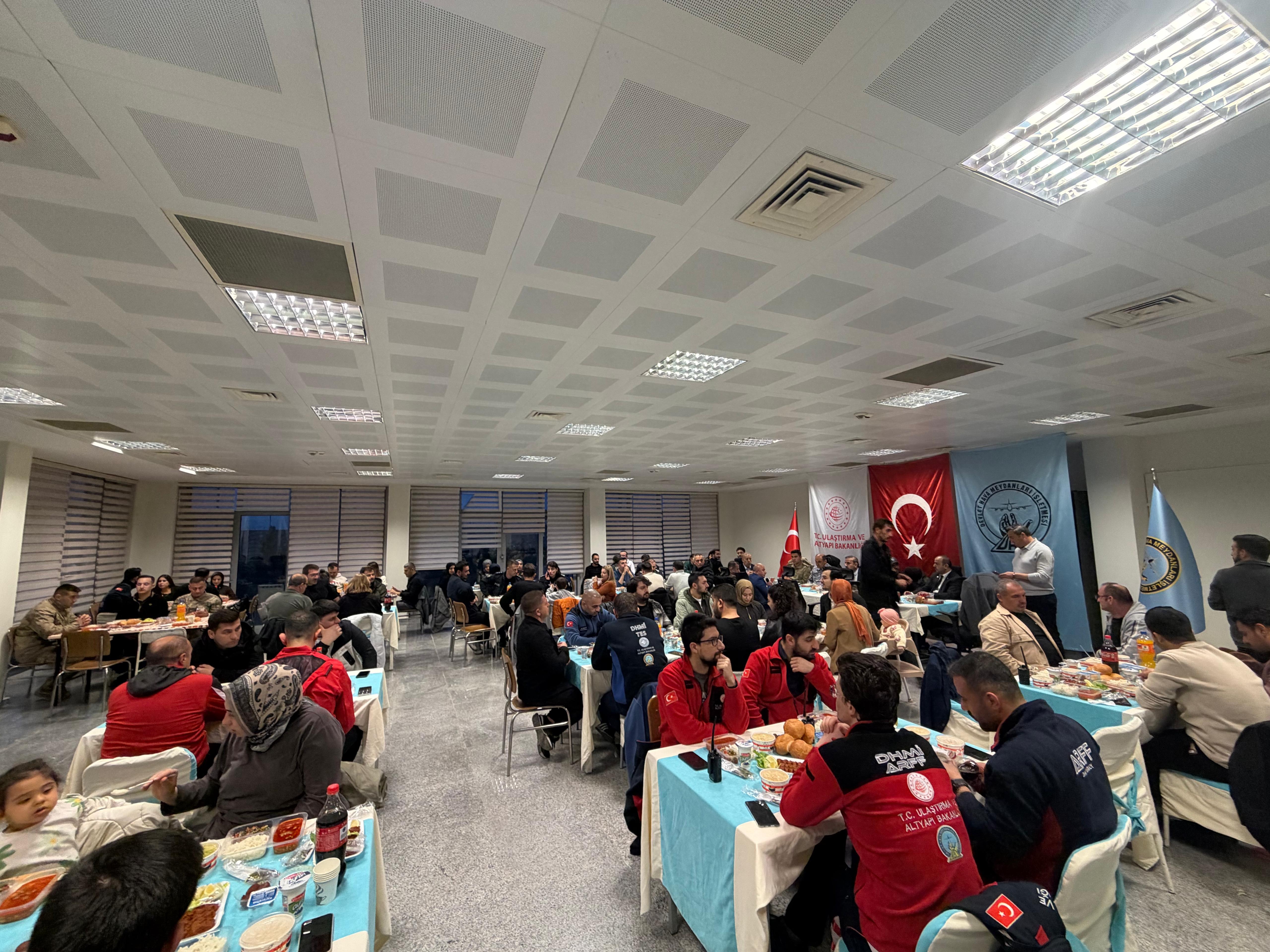 sirnak-serafettin-elci-havalimani-personeli-iftar-sofrasinda-bulustu-1.jpeg