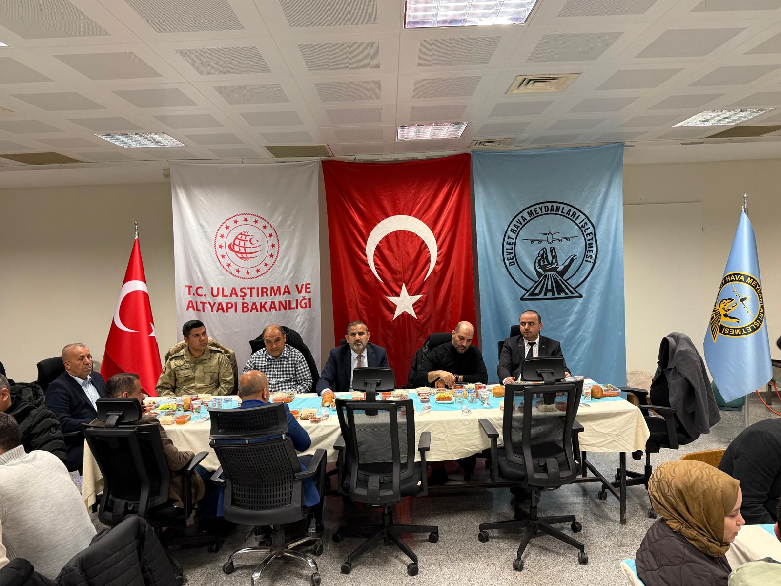 sirnak-serafettin-elci-havalimani-personeli-iftar-sofrasinda-bulustu-3.jpeg