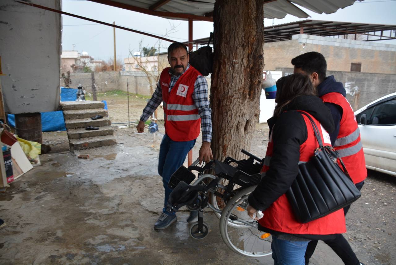 kizilay-silopi-bostancida-engelli-vatandasa-yardim-eli-uzatti-2.jpeg