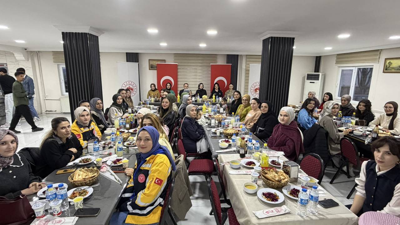 guclukonak-kaymakam-memis-kadinlarla-iftar-programinda-bulustu-4.jpg