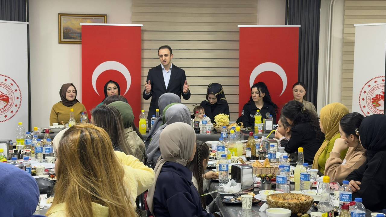 guclukonak-kaymakam-memis-kadinlarla-iftar-programinda-bulustu-5.jpg