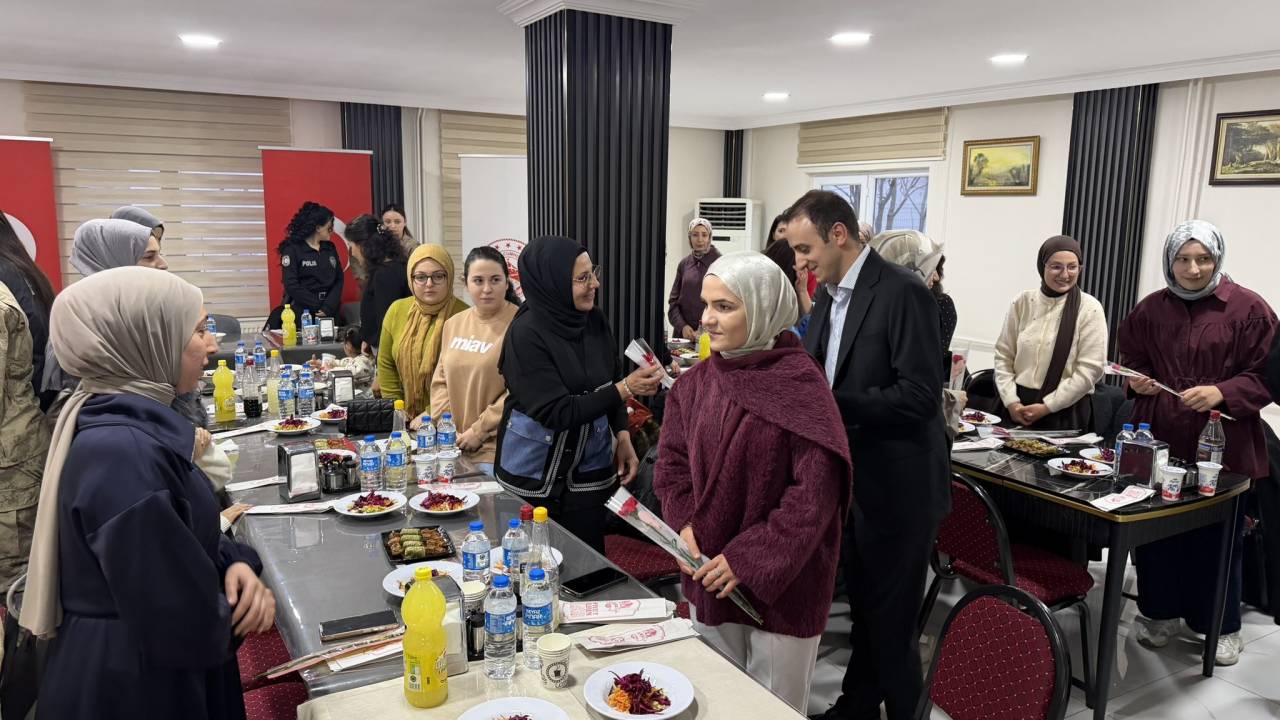guclukonak-kaymakam-memis-kadinlarla-iftar-programinda-bulustu-6.jpg