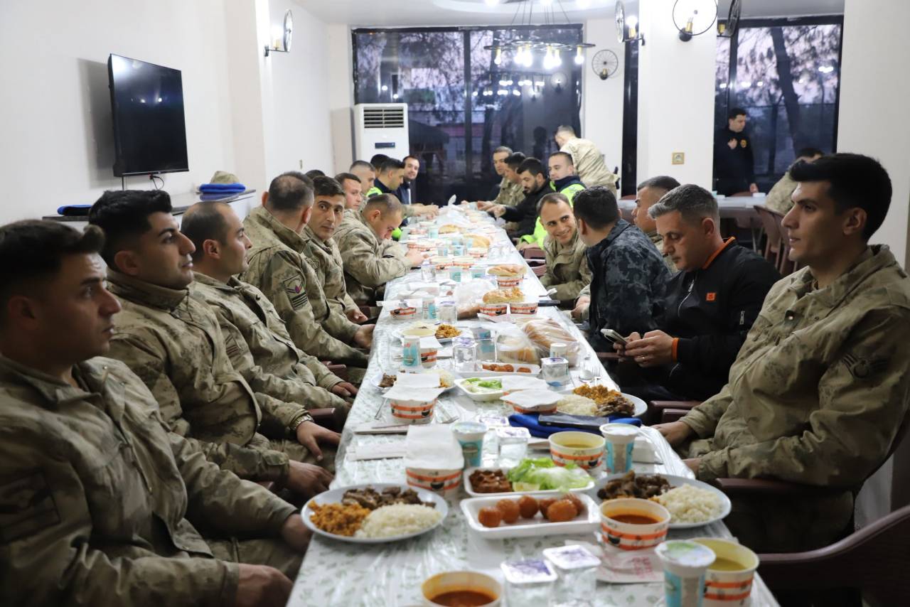 kaymakam-baycar-jandarma-personeliyle-iftar-programinda-bulustu-2.jpg