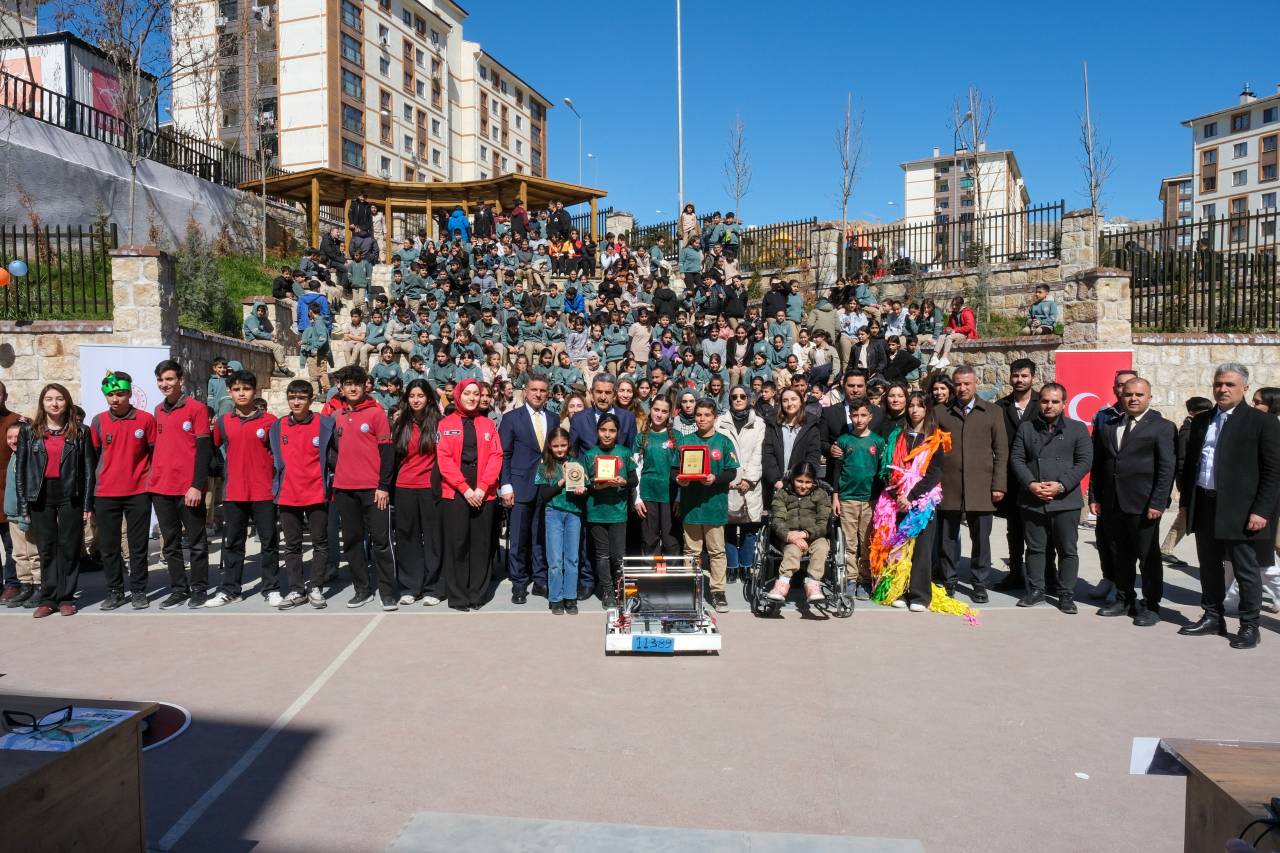 rnakin-ilk-frc-takimi-sahneye-cikti-robofestte-teknoloji-ruzgari-1.jpg