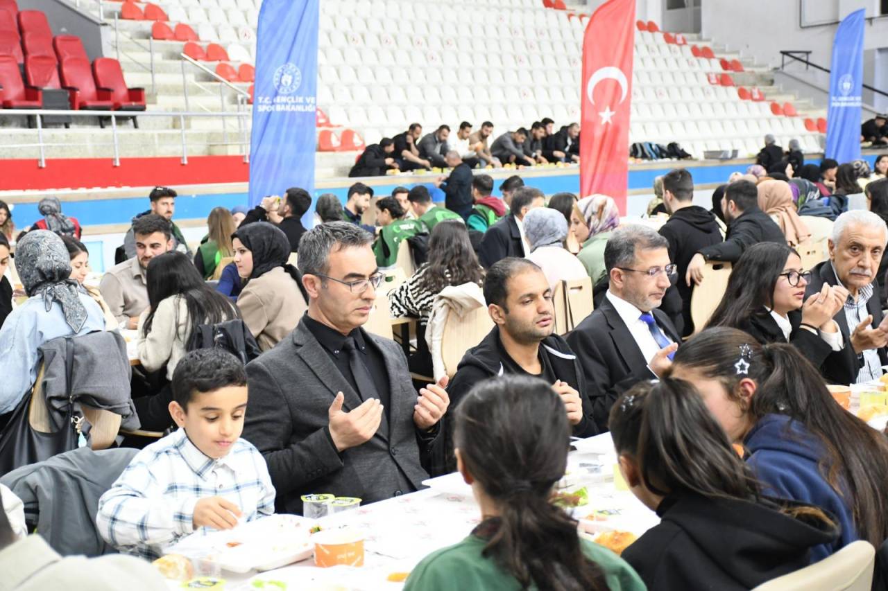 rnakta-kampus-iftarlari-programinda-gencler-ayni-sofrada-bulustu-2.jpg