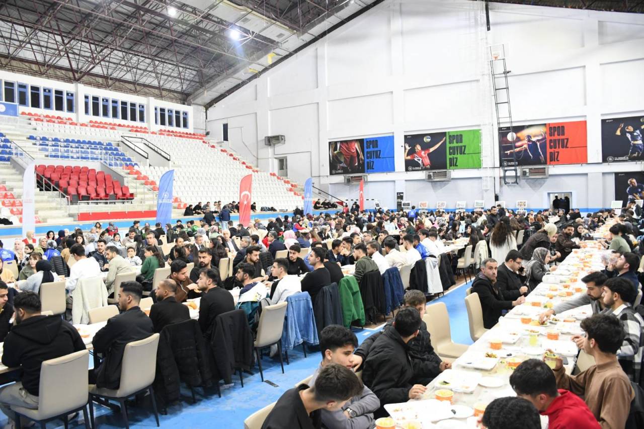 rnakta-kampus-iftarlari-programinda-gencler-ayni-sofrada-bulustu-3.jpg