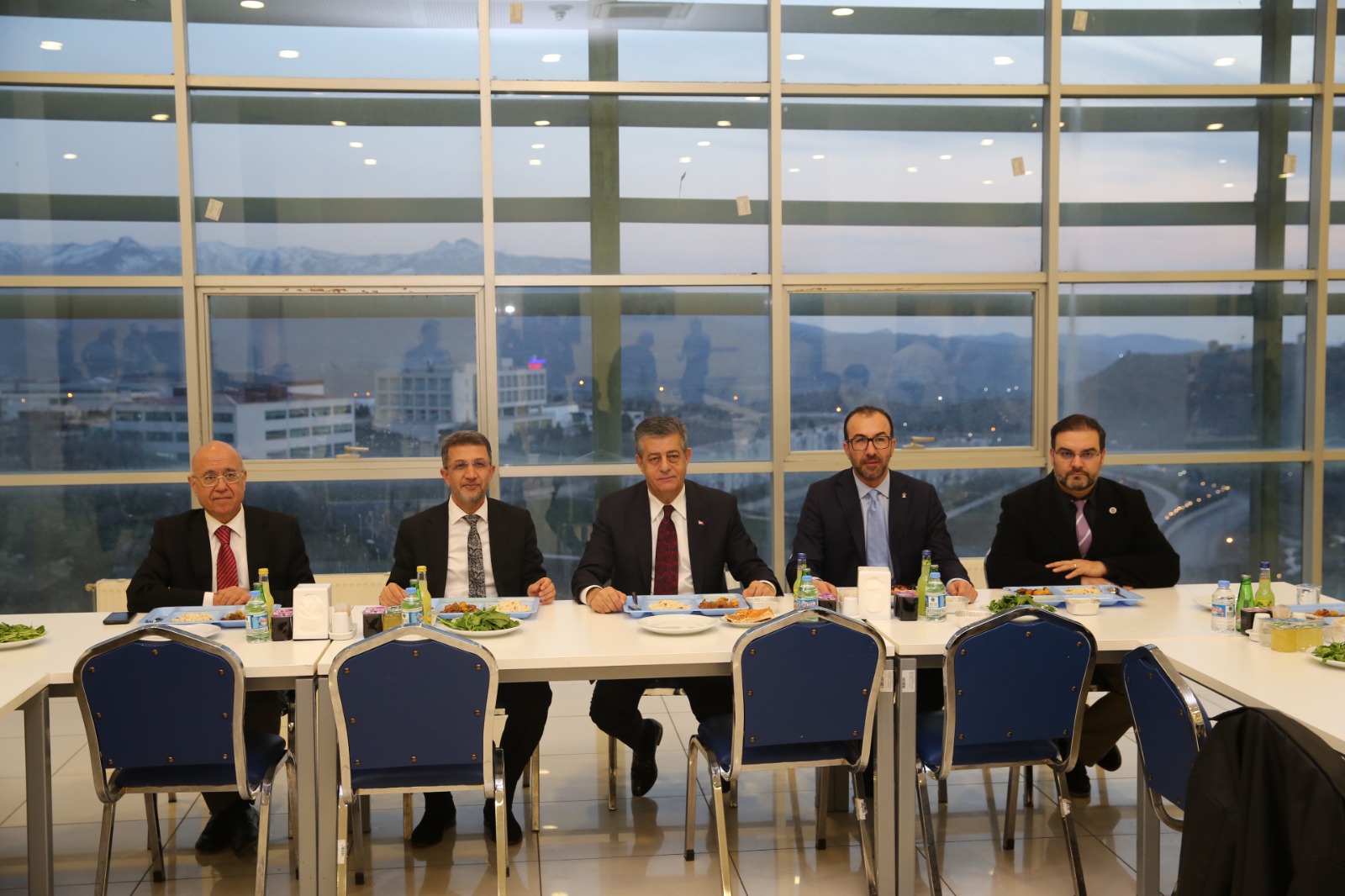 rnakta-gonul-sofrasi-rektor-ve-baskan-ogrencilerle-iftarda-bulustu-8.jpg