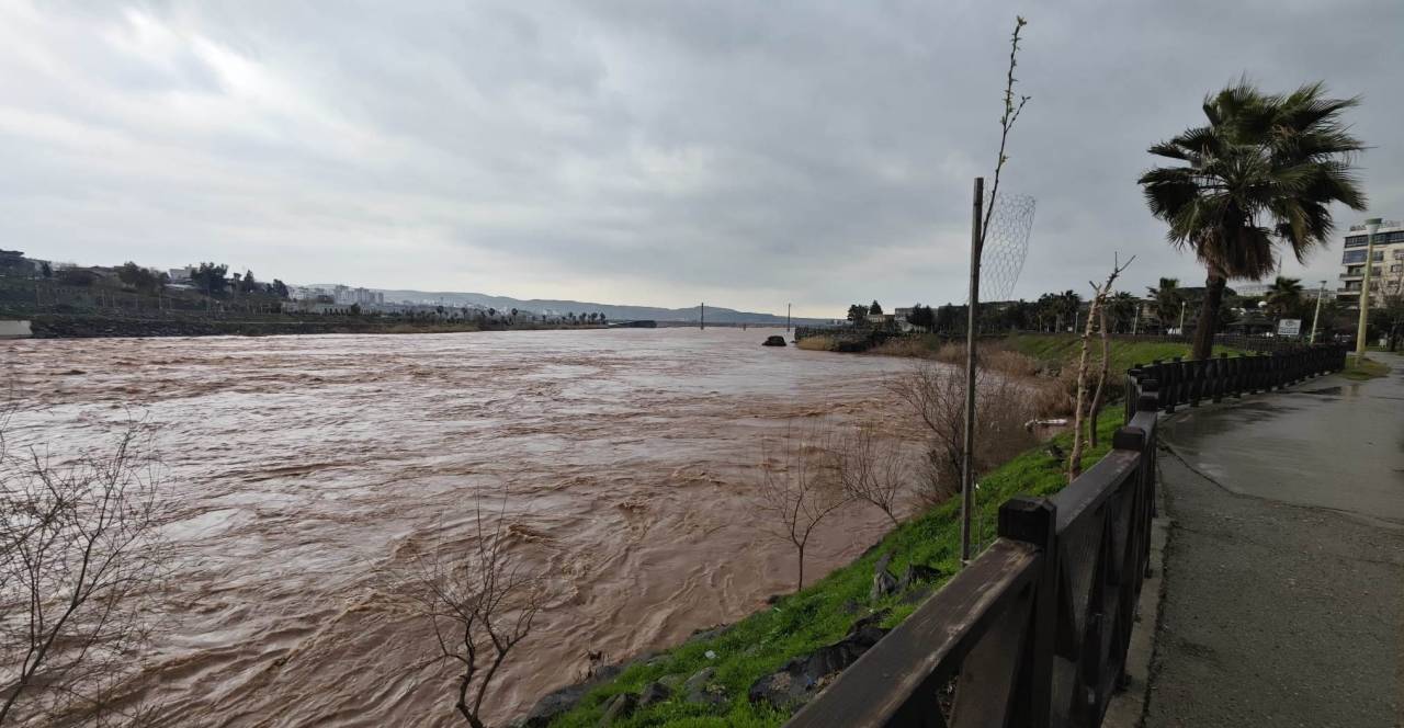 cizrede-dicle-nehri-kabardi-kopru-cevresinde-tehlikeli-goruntuler-1.jpeg