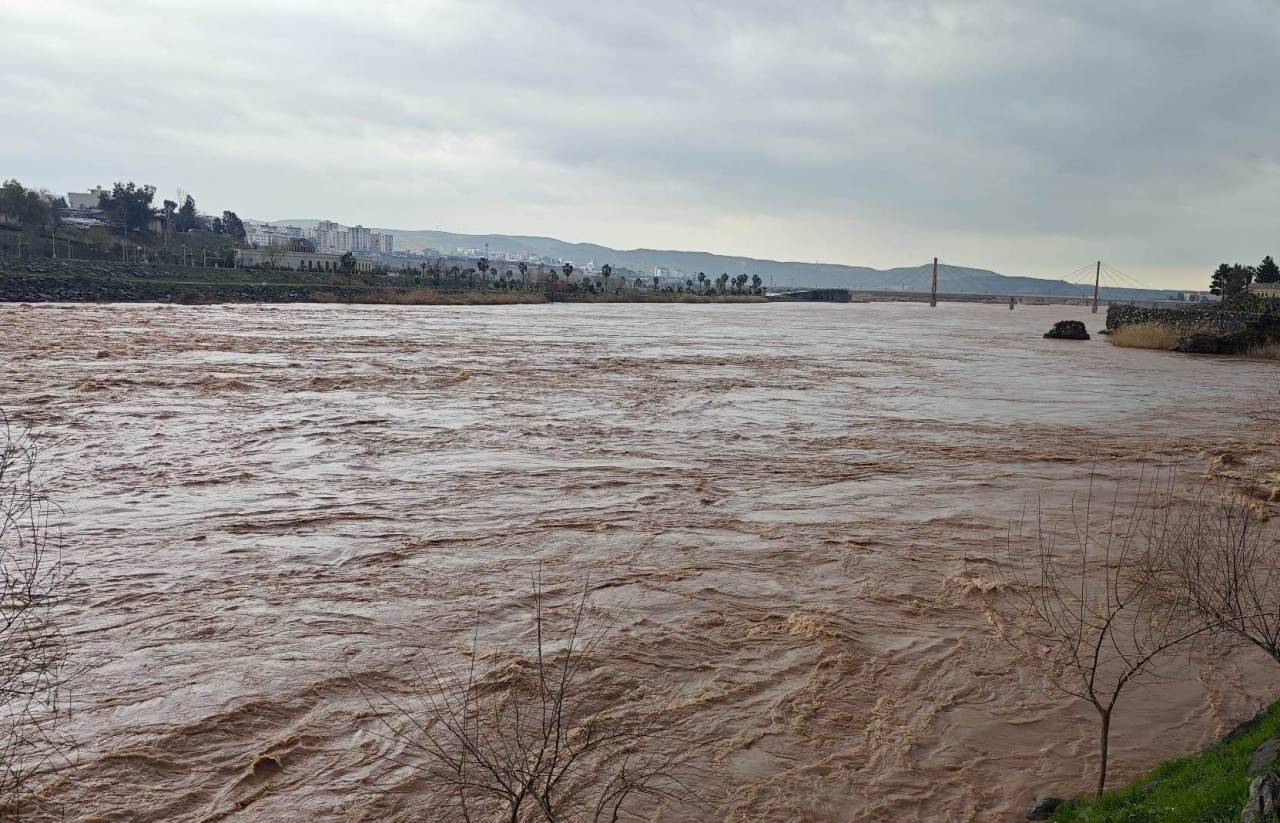 cizrede-dicle-nehri-kabardi-kopru-cevresinde-tehlikeli-goruntuler-2.jpeg