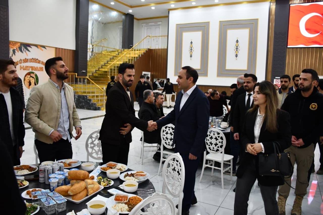 silopi-kaymakami-caglar-partal-14-mart-tip-bayrami-kapsaminda-saglik-calisanlariyla-iftar-programinda-bir-araya-gelerek-emek-ve-fedakarliklarini-kutladi-2.jpg