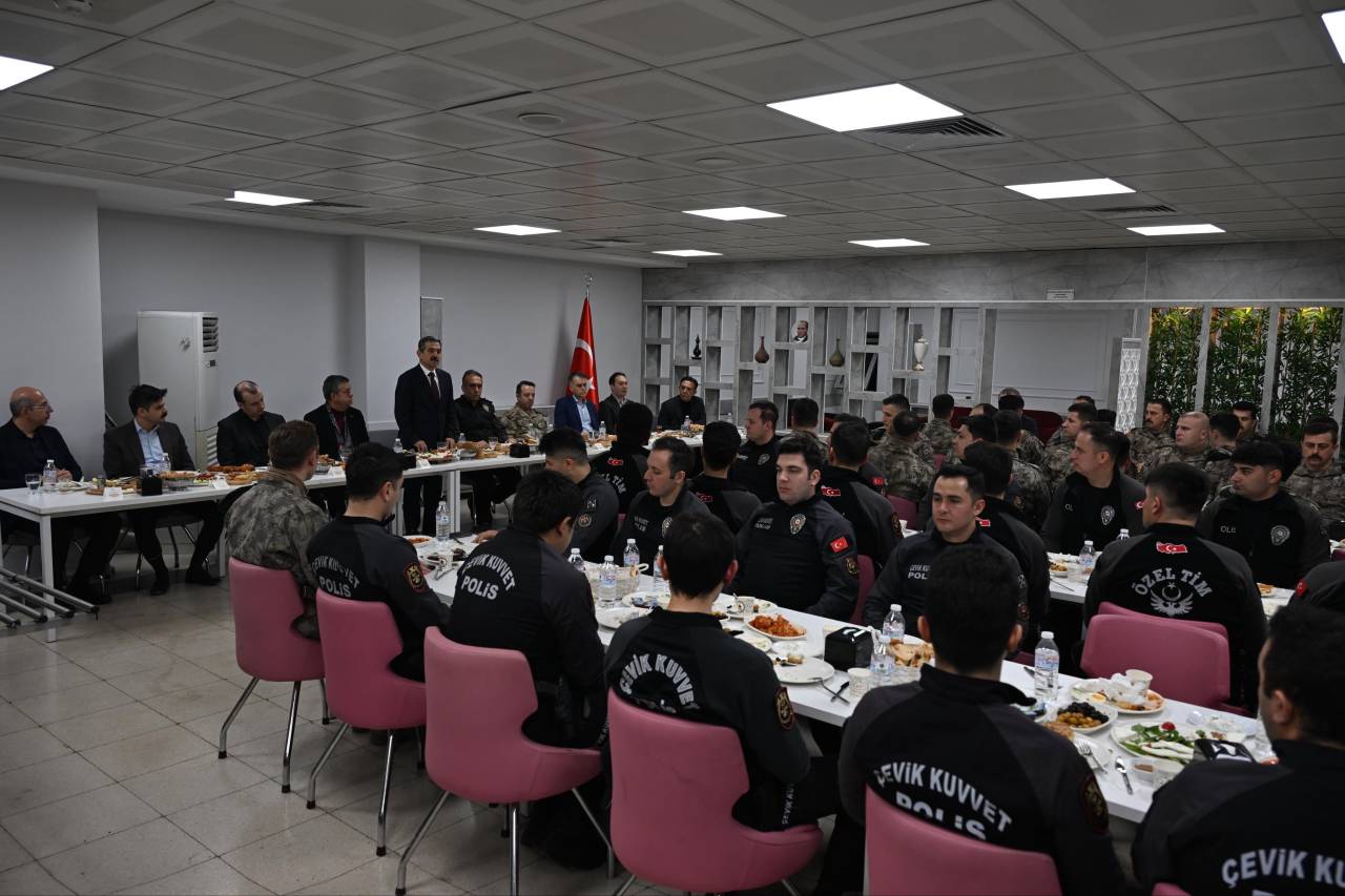 vali-ekiciden-gece-mesaisindeki-polislere-sahur-ziyareti-1.jpg