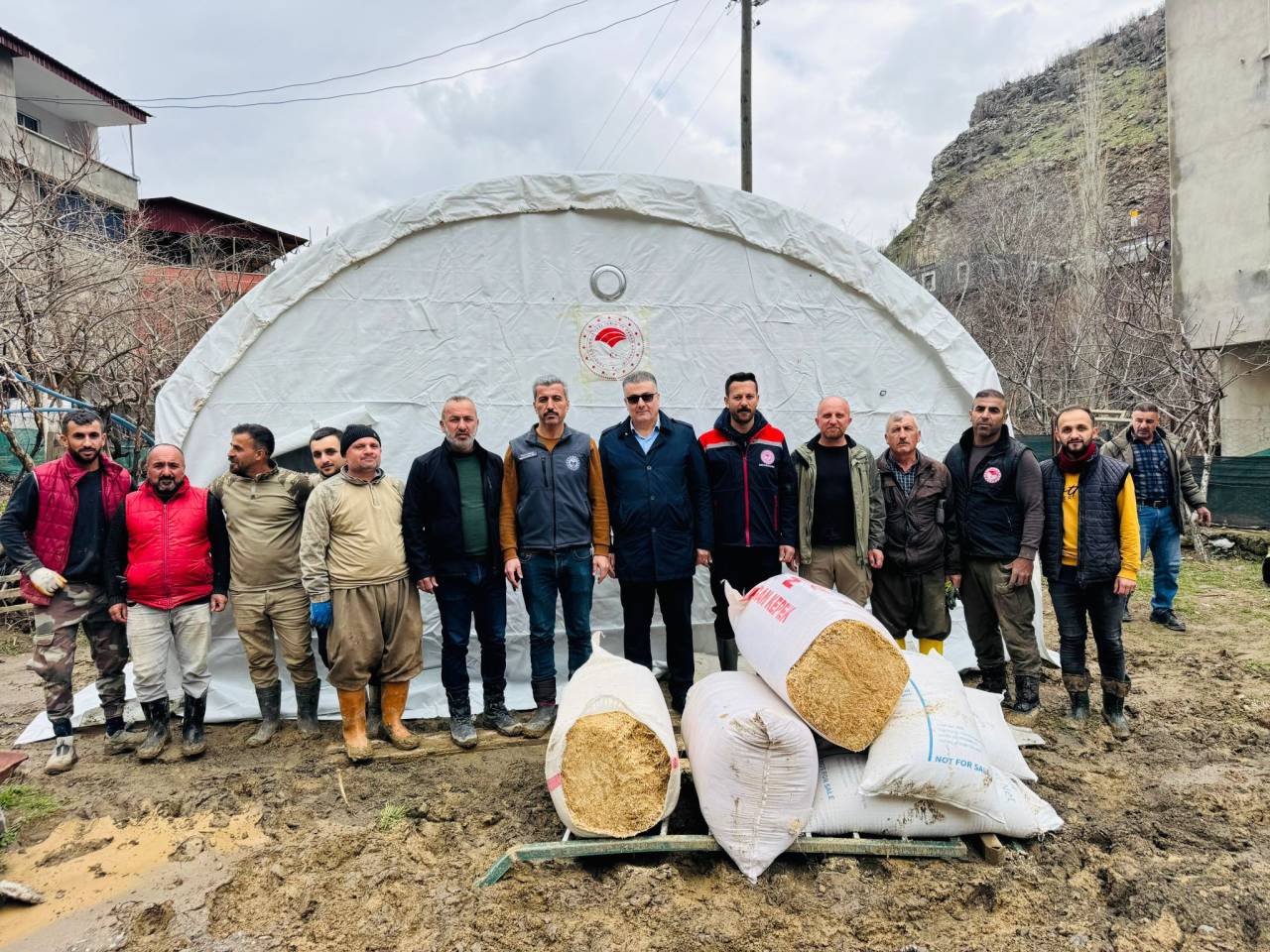 sel-magduru-ciftciye-devlet-el-uzatti-uluderede-yem-ve-cadir-destegi-1.jpg