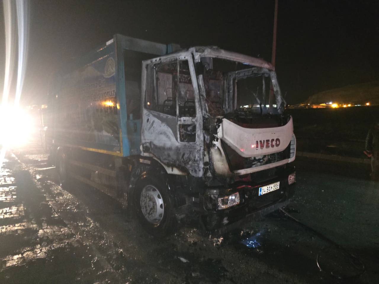 vanin-tusba-ilcesine-seyir-halindeki-belediyeye-ait-cop-kamyonu-seyir-halindeyken-alev-alev-yandi.jpg
