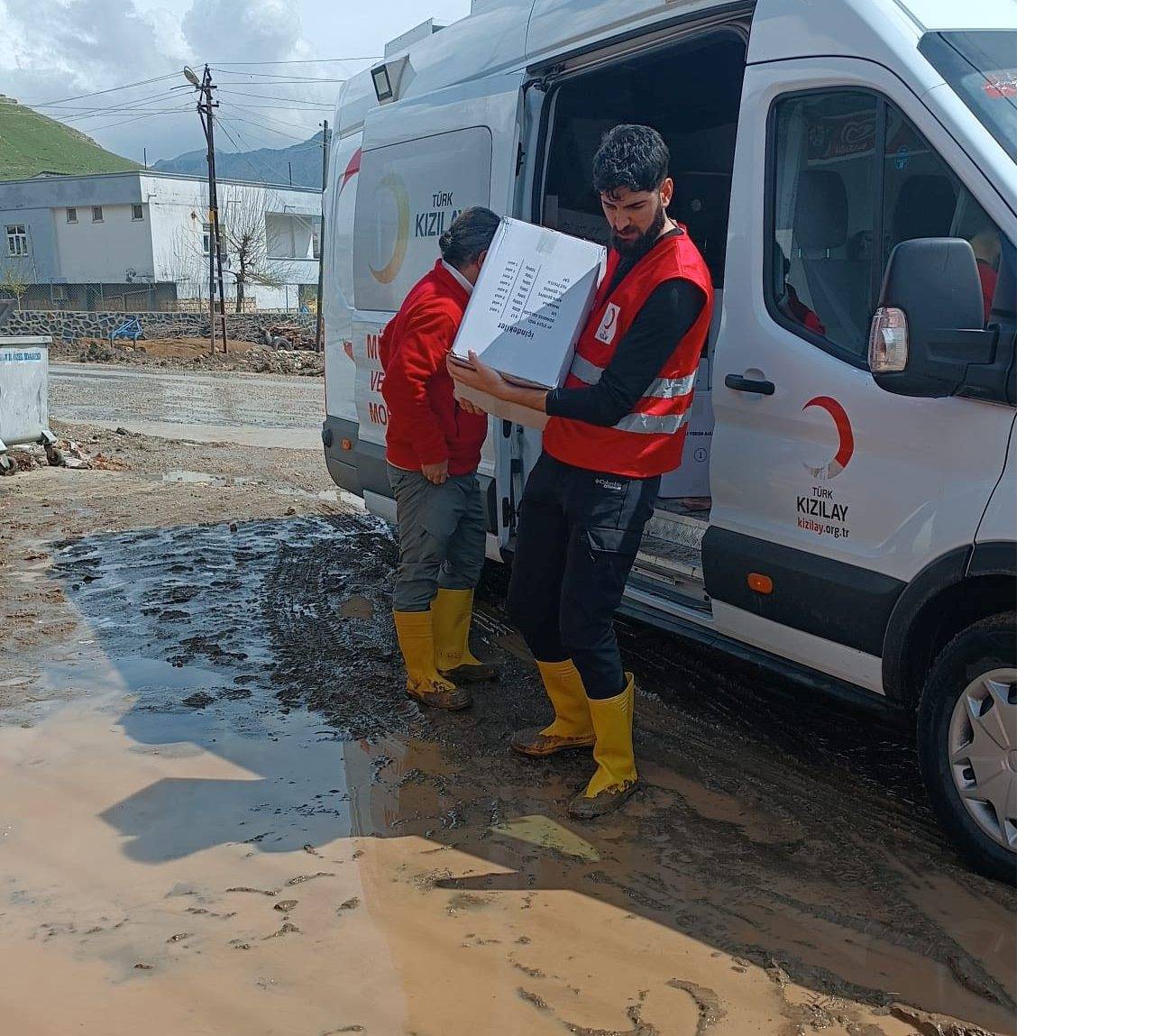 turk-kizilay-afet-bolgesinde-sirnakli-ailelerin-zor-gununde-yanindalar-2.jpg