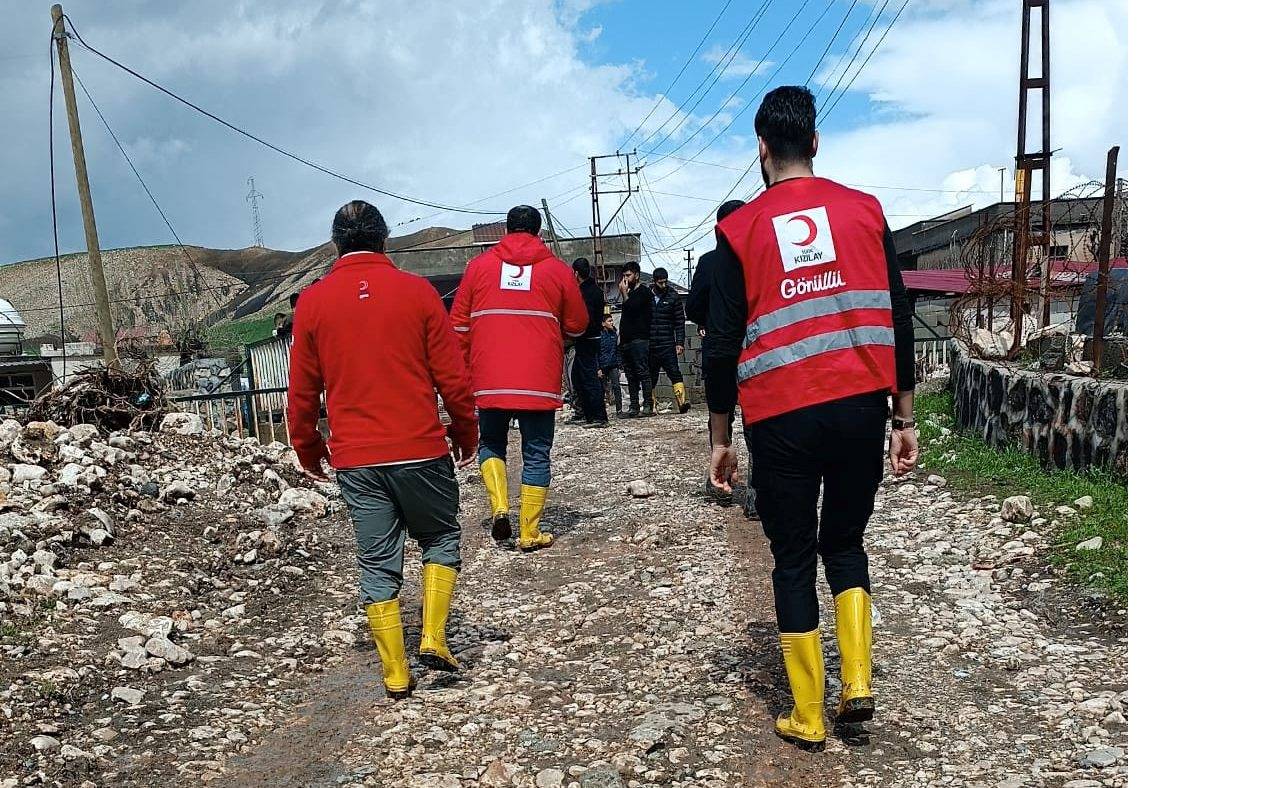 turk-kizilay-afet-bolgesinde-sirnakli-ailelerin-zor-gununde-yanindalar-6.jpg