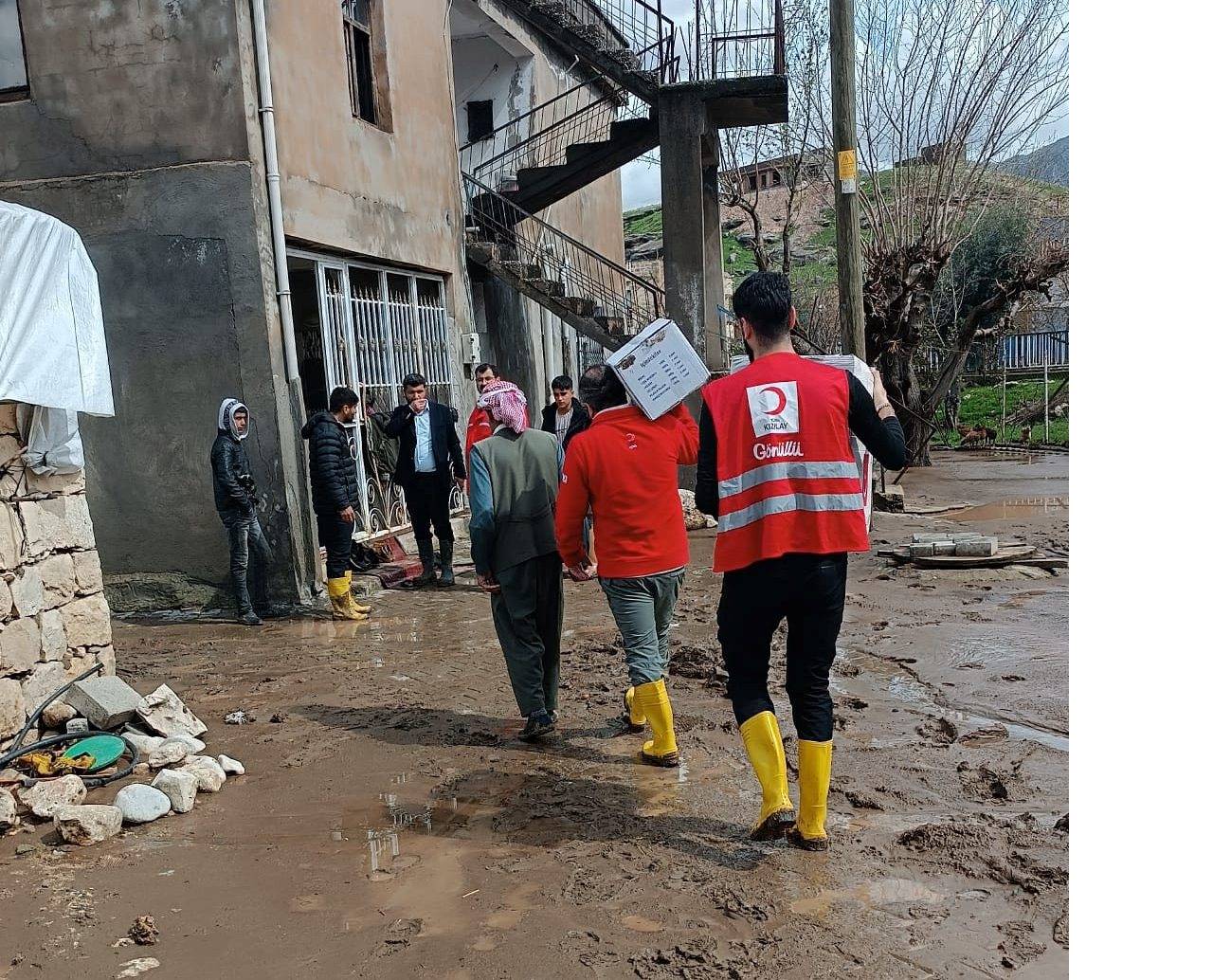 turk-kizilay-afet-bolgesinde-sirnakli-ailelerin-zor-gununde-yanindalar-9.jpg