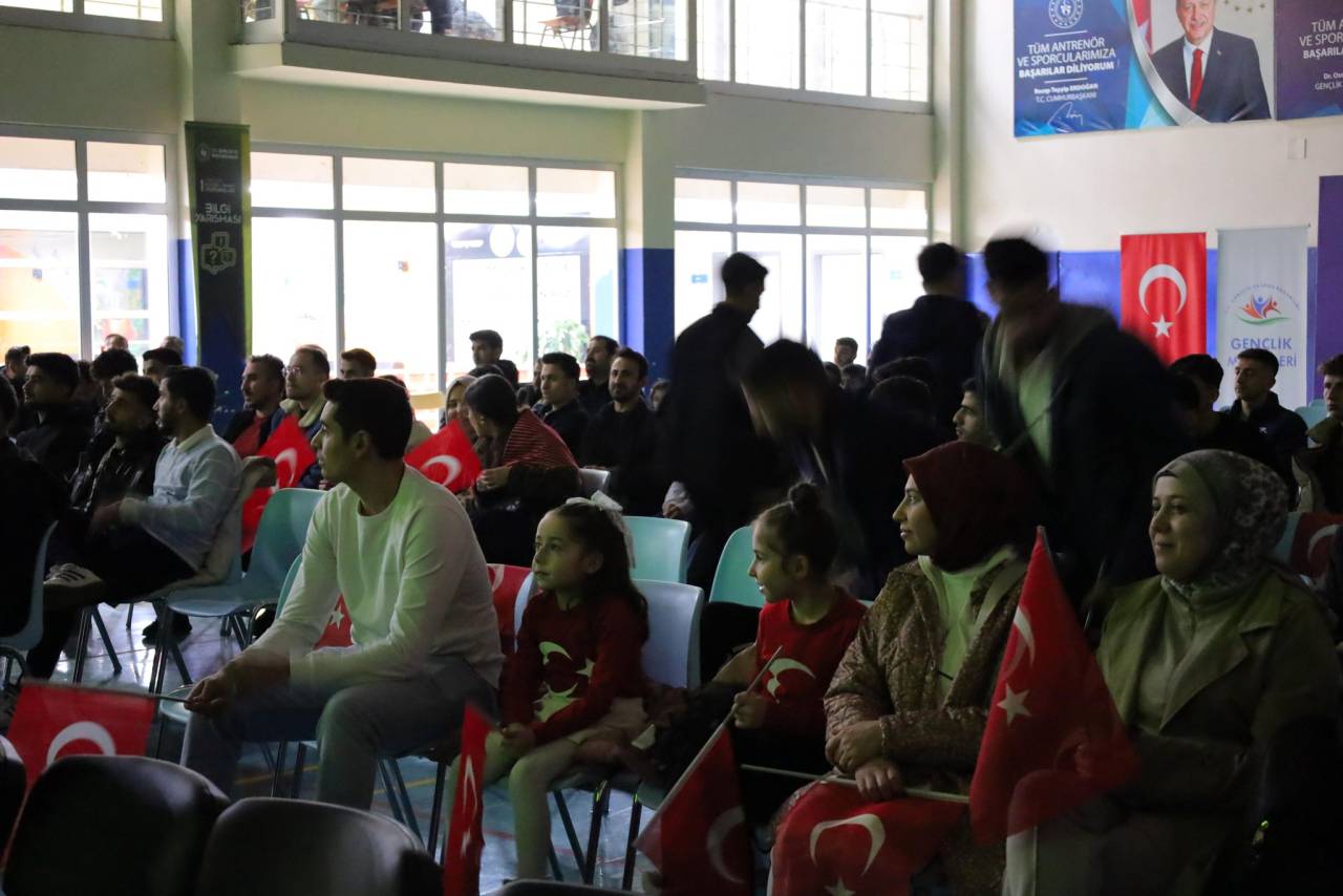 sirnakta-dunya-kupasi-coskusu-gencler-milli-zaferi-tek-yurek-kutladi-1.jpg