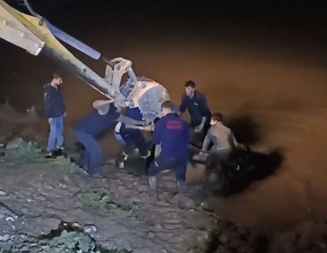 cizrede-dicle-nehrine-dusen-inegi-itfaiye-is-makinesiyle-kurtardi-2.png