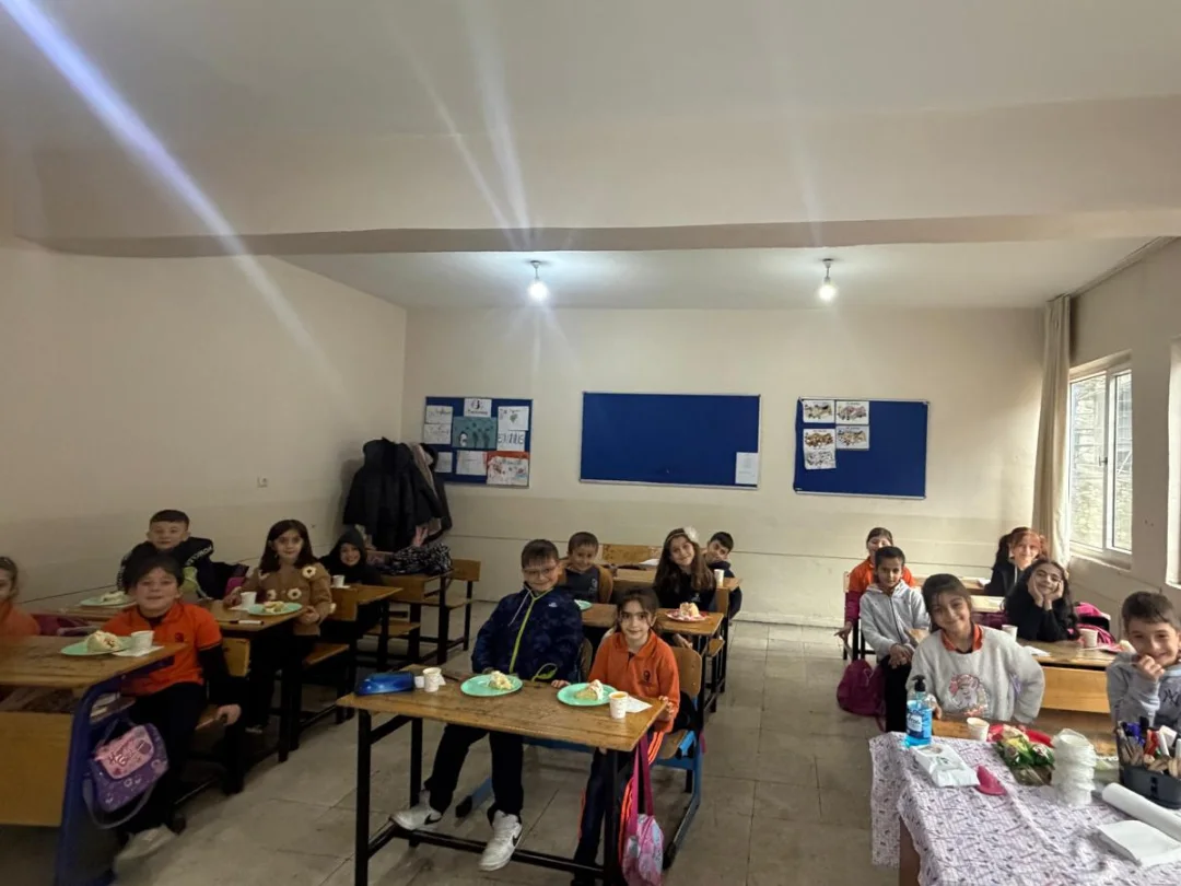 okulumuzun-3-b-sinifi-ogrencisi-iklima-tongun-dogum-gununu-kutlamak-icin-uludere-ilce-emniyet-1.webp