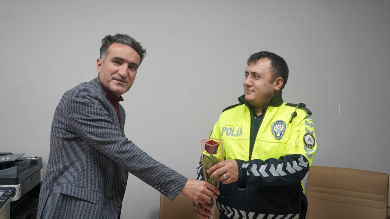 sirnakta-gazetecilerden-polis-haftasinda-anlamli-ziyaret-4.jpeg