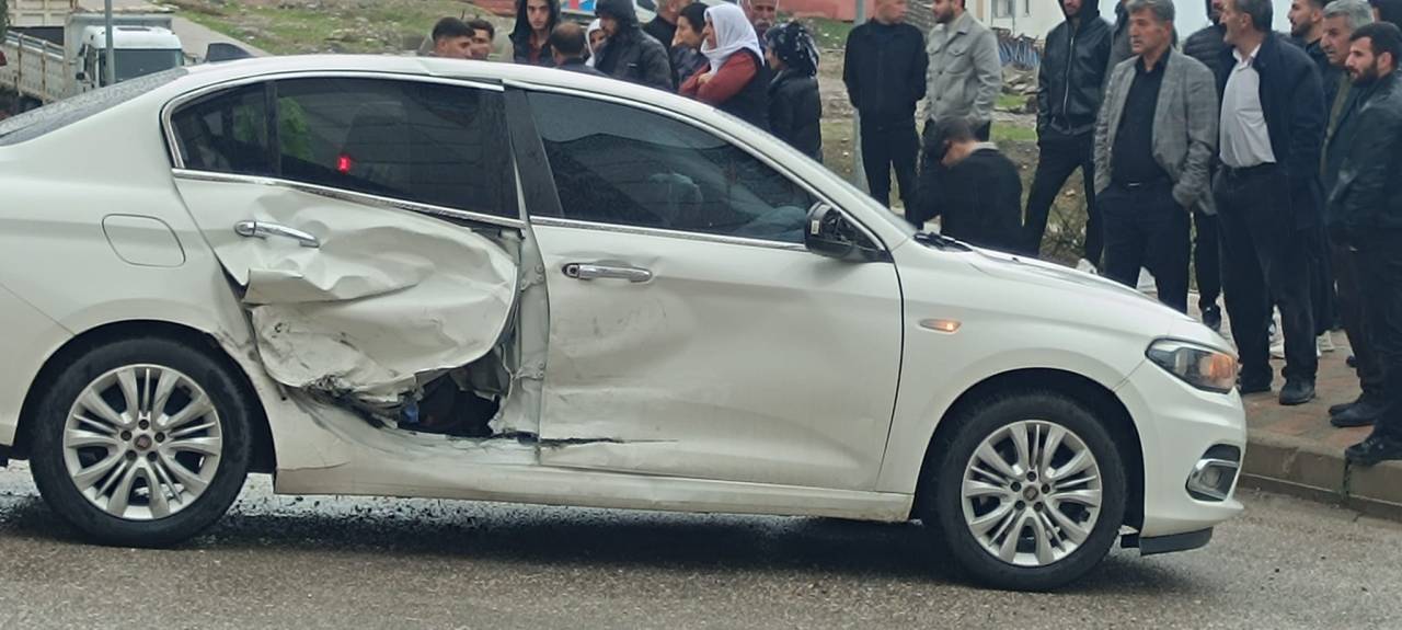 sirnakta-iki-aracin-karistigi-trafik-kazasi-maddi-hasarla-atlatildi-3.jpeg