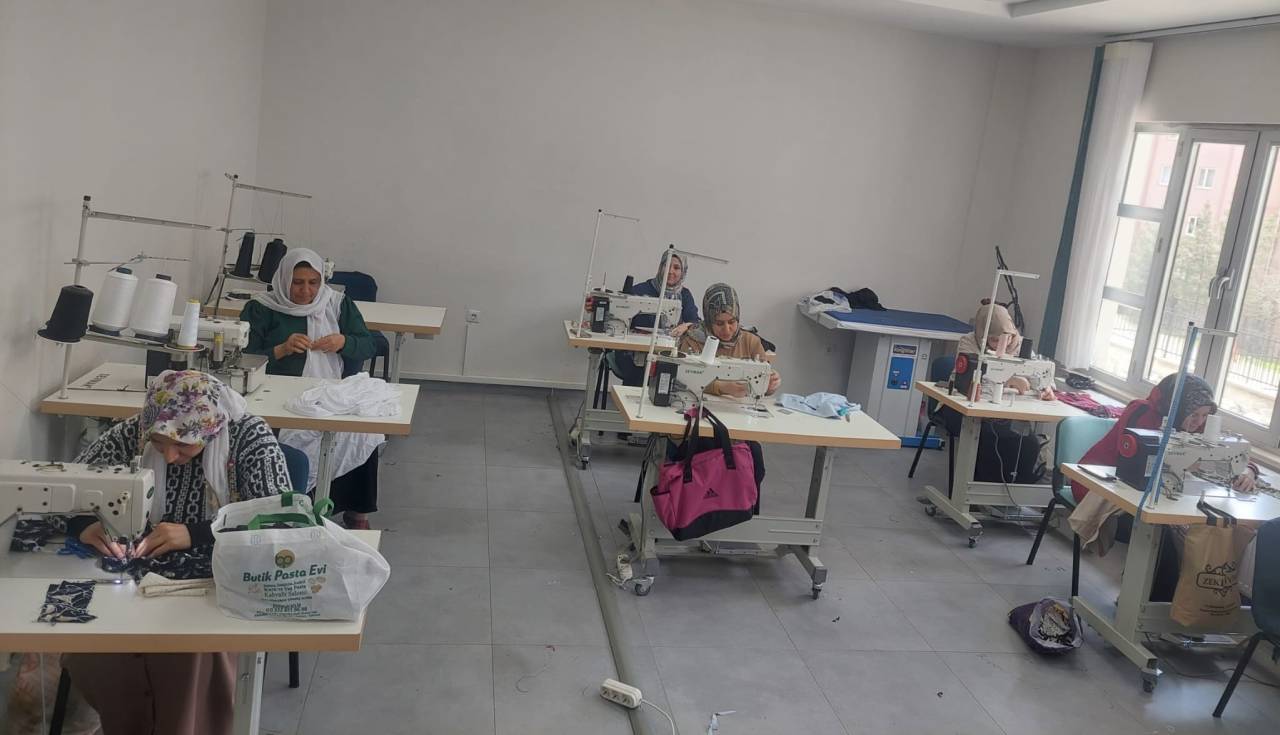ev-hanimligindan-zanaatkarliga-sirnakli-kadinlar-el-emeklerini-gelecege-dokuyor-3.jpg