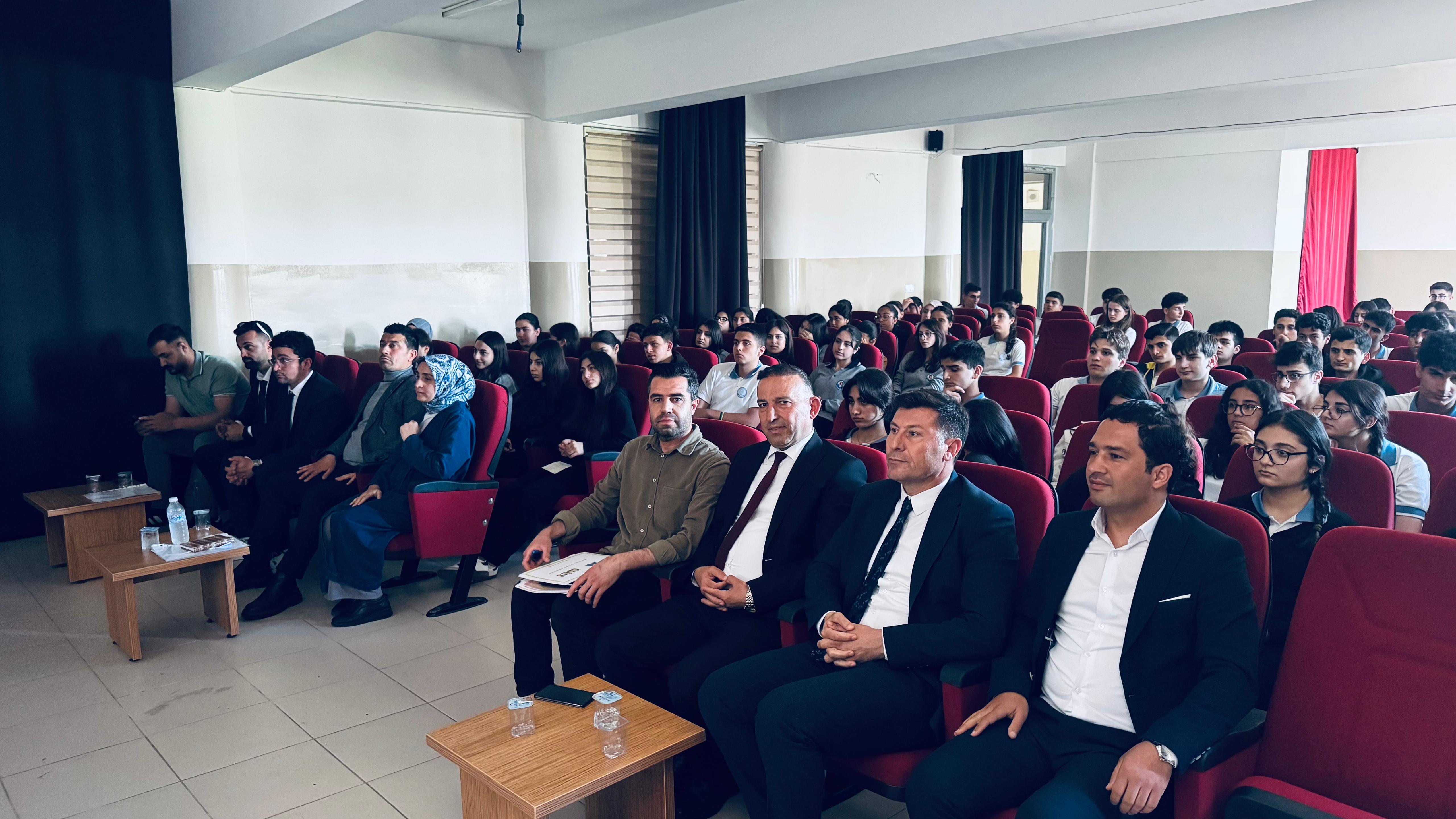 sirnaktaki-safahat-panelinde-gencler-akifin-fikir-dunyasini-ele-aldi-5.jpeg