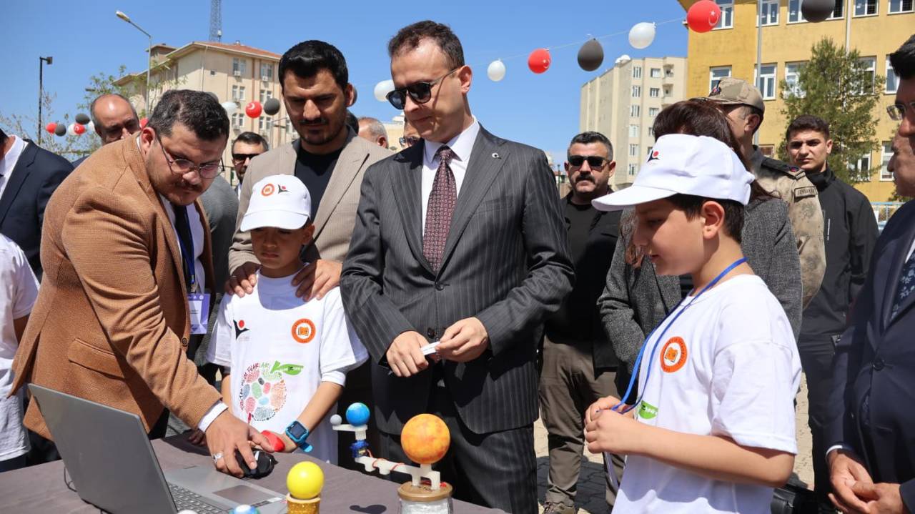idil-bilim-fuarinda-kaymakamdan-ogrencilere-tam-destek.jpg