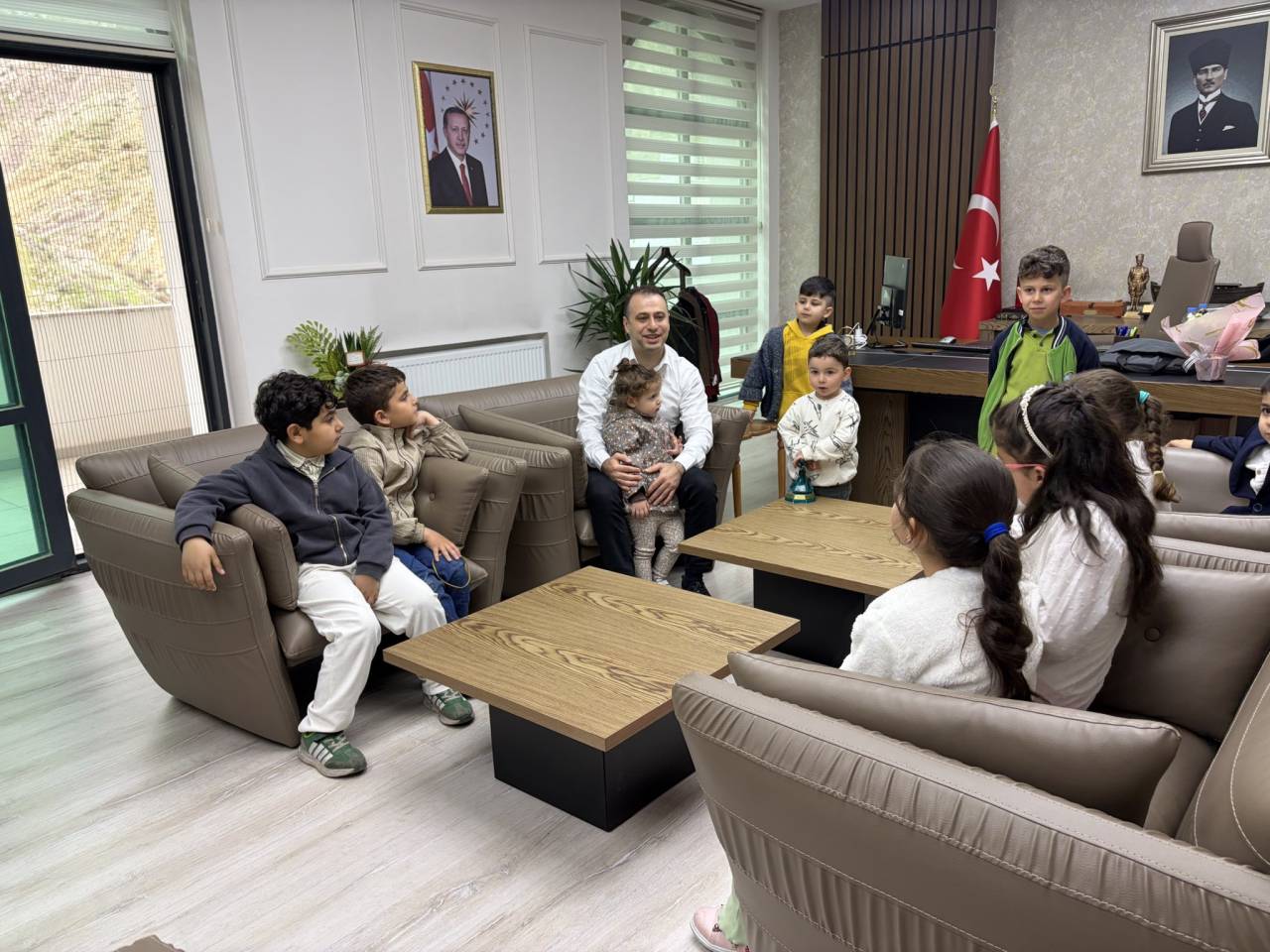 kaymakam-ergunden-genc-misafirlere-ozel-ilgi.jpeg