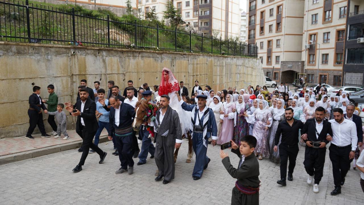 rnakta-zaman-durdu-gelin-at-sirtinda-davetliler-sal-u-sapik-ile-gorenler-ha2.jpeg