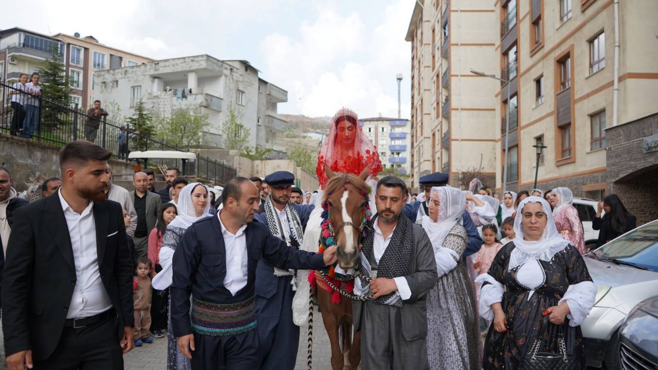 rnakta-zaman-durdu-gelin-at-sirtinda-davetliler-sal-u-sapik-ile-gorenler-ha3.jpeg